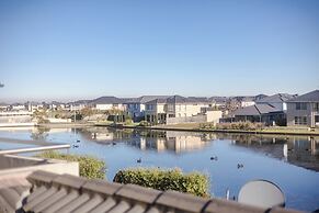StayAU Magnificent Lakefront Villa
