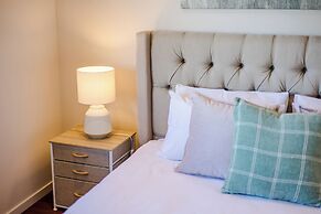 StayAU Magnificent Lakefront Villa