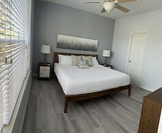 Vista Cay Luxury Serenity. 2 Bedroom Townhouse by RedAwning