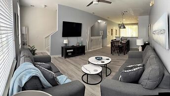 Vista Cay Luxury Serenity. 2 Bedroom Townhouse by RedAwning