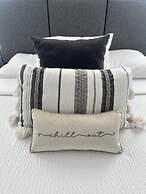 Vista Cay Luxury Serenity. 2 Bedroom Townhouse by RedAwning