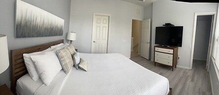 Vista Cay Luxury Serenity. 2 Bedroom Townhouse by RedAwning