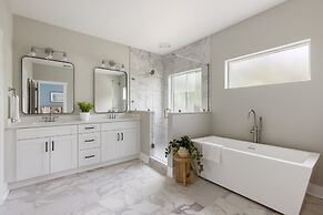Vilano Fairway Golf & Beach Escape 5 Bedroom Home by Overmoon