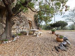 Pleasant Gite With Garden in the Vineyards