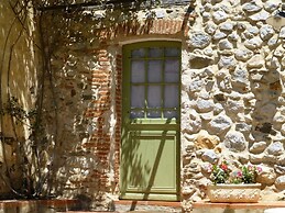 Pleasant Gite With Garden in the Vineyards