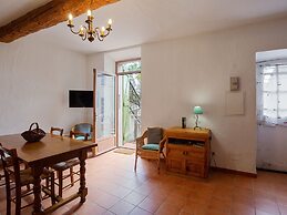 Pleasant Gite With Garden in the Vineyards