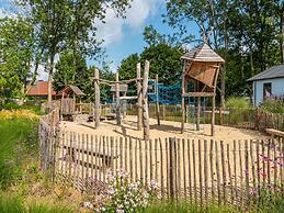 Nice Chalet With Combi Microwave, Near the Maas
