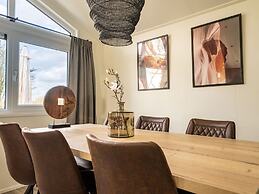 Nice Chalet With Combi Microwave, Near the Maas