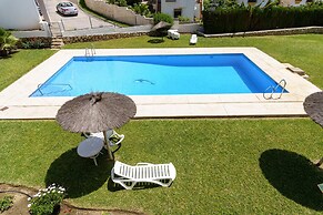 Sunny Tranquility With Pool