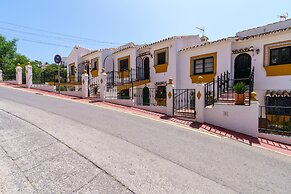 Sunny Tranquility With Pool