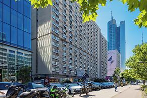 Al. Jana Pawła II Apartment by Renters