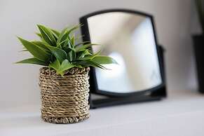 Al. Jana Pawła II Apartment by Renters