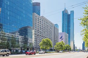 Al. Jana Pawła II Apartment by Renters