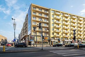 Family City Center Apartments by Renters