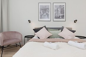 Warsaw Panorama Apartment by Renters