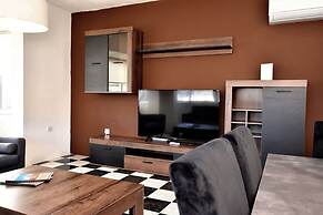 Bright and Central 2 Bedroom With Harbour View