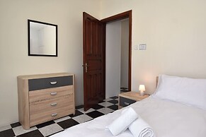 Bright and Central 2 Bedroom With Harbour View