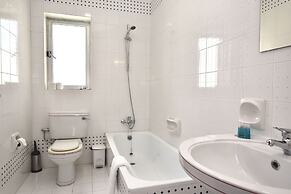 Bright and Central 2 Bedroom With Harbour View