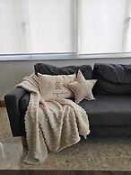 Bright and Central 2 Bedroom With Harbour View