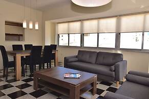 Bright and Central 2 Bedroom With Harbour View