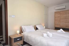 Bright and Central 2 Bedroom With Harbour View