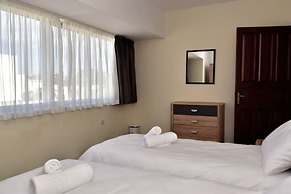 Bright and Central 2 Bedroom With Harbour View