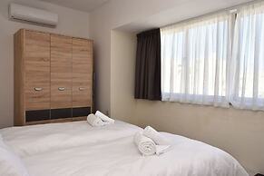 Bright and Central 2 Bedroom With Harbour View