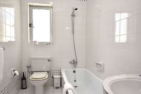 Bright and Central 2 Bedroom With Harbour View