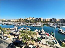 Bright and Central 2 Bedroom With Harbour View