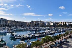 Bright and Central 2 Bedroom With Harbour View