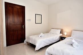 Sea View Spacious 2 Bedroom Central Apartment