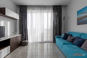 Sunny Penthouse w Terrace and Open Views