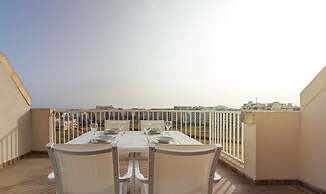 Sunny Penthouse w Terrace and Open Views