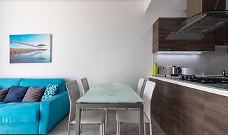 Sunny Penthouse w Terrace and Open Views