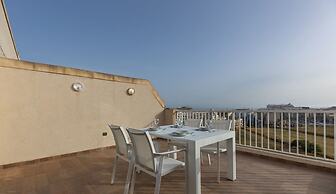 Sunny Penthouse w Terrace and Open Views