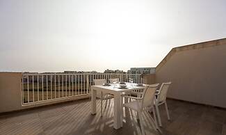 Sunny Penthouse w Terrace and Open Views