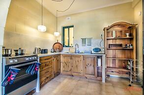 Retro Designer Homelike Apartment - Close to Beach