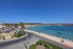 Seafront 2 Bedroom Apartment Overlooking Bay