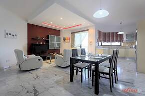 Seafront 2 Bedroom Apartment Overlooking Bay