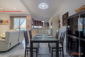Seafront 2 Bedroom Apartment Overlooking Bay