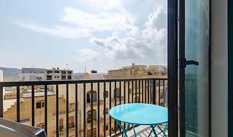 2 Bed Apartment w Distant Sea and Country Views