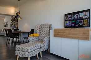 2 Bed Apartment w Distant Sea and Country Views