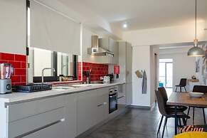 2 Bed Apartment w Distant Sea and Country Views