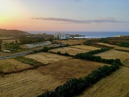 2 Bed Apartment w Distant Sea and Country Views