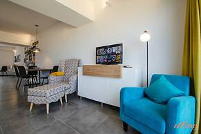 2 Bed Apartment w Distant Sea and Country Views