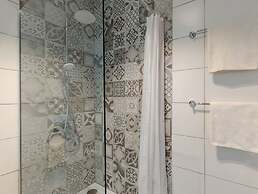 2 Bed Apartment w Distant Sea and Country Views