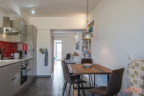 2 Bed Apartment w Distant Sea and Country Views