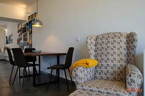 2 Bed Apartment w Distant Sea and Country Views