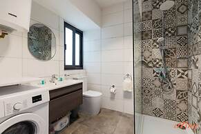 2 Bed Apartment w Distant Sea and Country Views