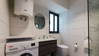 2 Bed Apartment w Distant Sea and Country Views